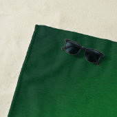 Serviette De Plage Emerald Green et Gold Geode Élégant Monogramme (En situation)