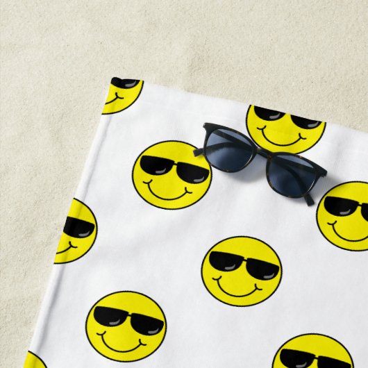 Serviette De Plage Emoji frais font face avec des lunettes de soleil (En situation)