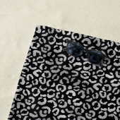 Serviette De Plage Empreinte de léopard noir glam argent (En situation)