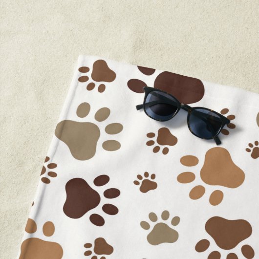 Serviette de plage Empreintes de Patte Boueuses (En situation)
