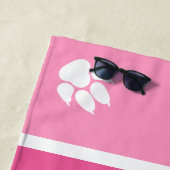 Serviette De Plage Empreintes de pattes de chien blanc sur fond rose (En situation)