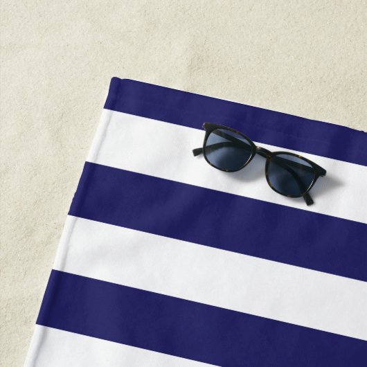 Serviette de plage en Ancres rayées bleu et blanc (En situation)