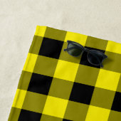Serviette de plage en plaid jaune (En situation)