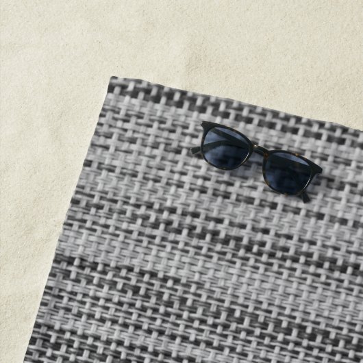 Serviette de plage en tissu gris Faux avec texte p (En situation)
