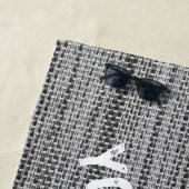 Serviette de plage en tissu gris Faux avec texte p (En situation)