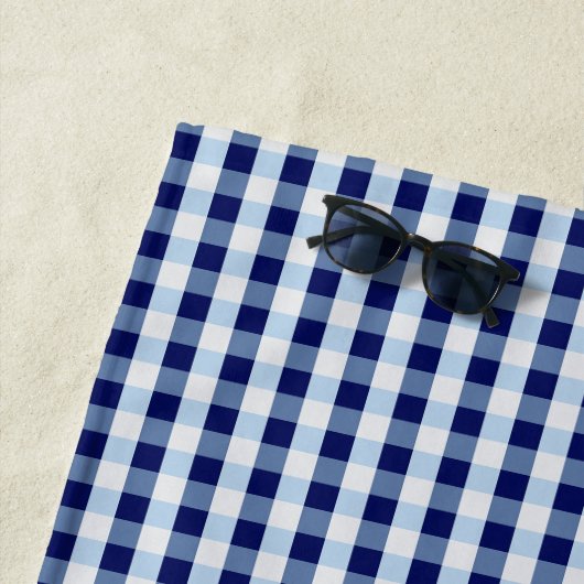 Serviette De Plage En vichy bleu et blanc (En situation)
