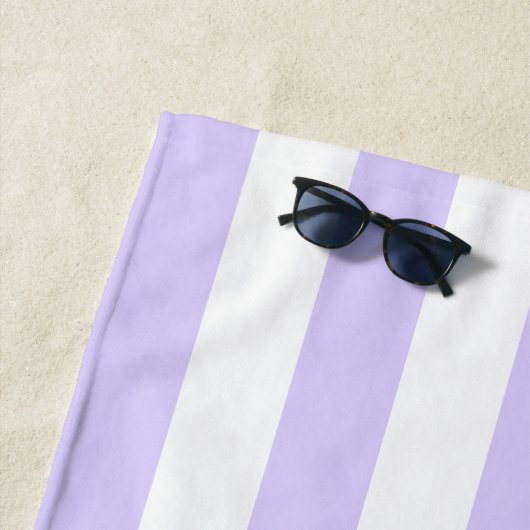 Serviette De Plage Épais Rayures Verticales Pastel Lilac Nom Gratté (En situation)