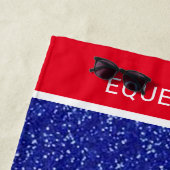 Serviette de plage équestre rouge, blanc et bleu (En situation)