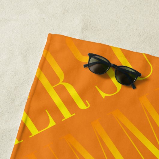 Serviette De Plage Été Orange Jaune Nom personnalisé Monogramme (En situation)