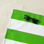 Serviette De Plage Été très tendance Kelly Green Stripes (En situation)