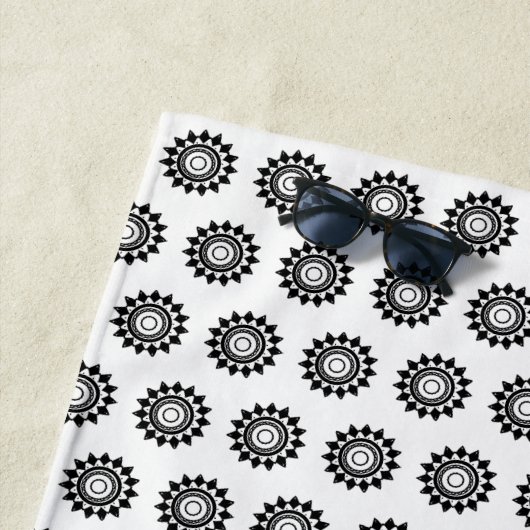 Serviette De Plage Étoile de soleil noir et blanc (En situation)