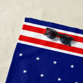 Serviette De Plage Étoiles blanches sur Royal Blue (En situation)