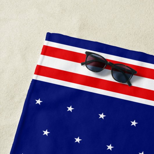 Serviette De Plage Étoiles blanches sur Royal Blue (En situation)