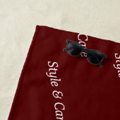 Serviette De Plage Eye Catching Custom Brand Name Text Pattern Maroon (En situation)