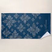 Serviette De Plage Faux Gris Foil Faux Flakes À Neige Sur Bleu (Pas V (Devant)