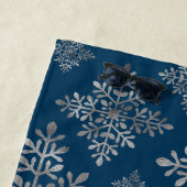 Serviette De Plage Faux Gris Foil Faux Flakes À Neige Sur Bleu (Pas V (En situation)