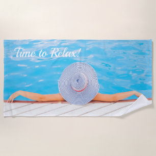 Serviette De Plage Femme photographiée sur mesure se relaxant dans la