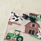 Serviette De Plage Ferme de vache rustique personnalisée Tan et vert (En situation)