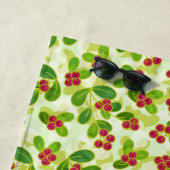 Serviette De Plage Festive Motif de fruits de canneberge, vert (En situation)
