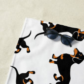 Serviette De Plage Fête d'anniversaire noire et bronzage de teckel (En situation)