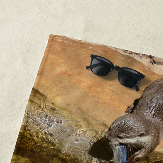 Serviette De Plage **"Fête de Pondside : Un Otter et son Catch"** (En situation)