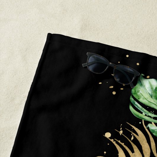 Serviette De Plage feuillage d'or tropical Monogramme (En situation)