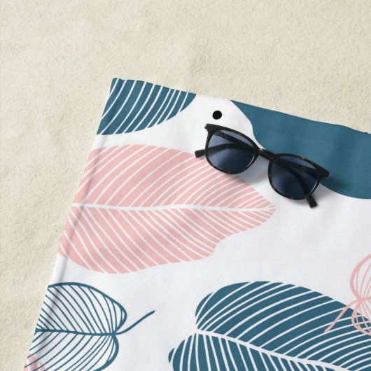 Serviette De Plage Feuille tropical bleu et blanc rose motif (En situation)