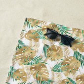 Serviette De Plage Feuilles dorées et vertes, nom ou initiales gras P (En situation)