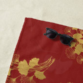 Serviette De Plage Feuilles Gold Gingko Balboa sur Arrière - plan rou (En situation)