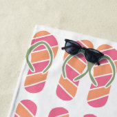 Serviette De Plage Feuilles, nom et grand monogramme orange et rose (En situation)