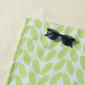 Serviette De Plage Feuilles verts sur Pastel Blue (En situation)