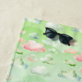 Serviette De Plage Fille des nuages roses et verts (En situation)