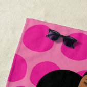 Serviette De Plage Fille noire en rose, noir, vert et blanc (En situation)