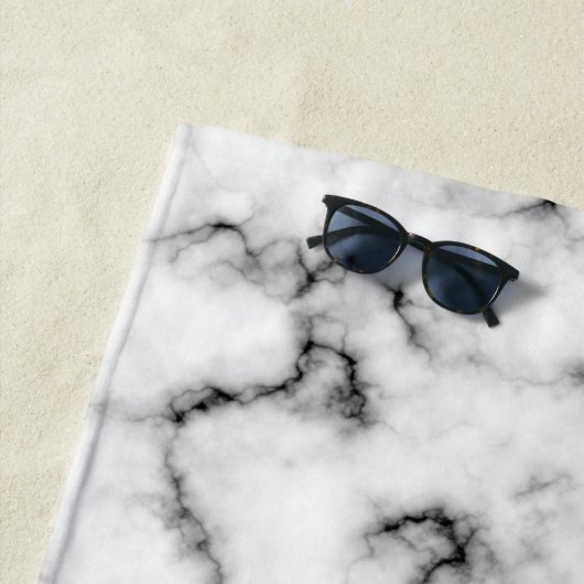 Serviette De Plage Flacon brillant en marbre noir et blanc Monogramme (En situation)