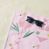 Serviette De Plage Flamant rose fille mignonne et Monogramme rose bik (En situation)