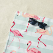 Serviette De Plage Flamant rose rose et rayures bleues (En situation)