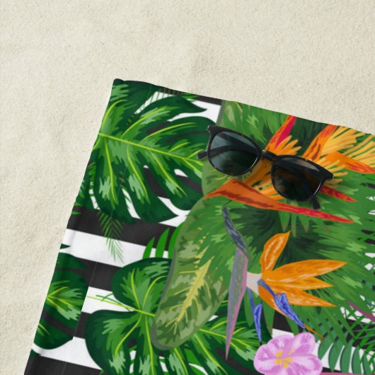 Serviette De Plage Flamant rose rose Fleurs tropicales Grunge foncé (En situation)