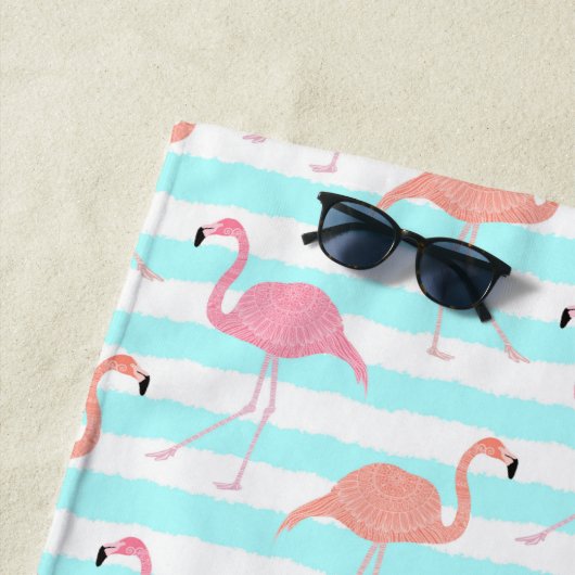 Serviette De Plage Flamants sur Rayures Bleues (En situation)