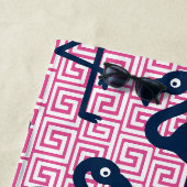 Serviette De Plage Flamingo Tropical Clé Grecque - Monogramme Rose & (En situation)