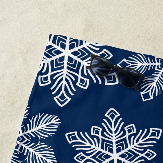 Serviette De Plage Flammes de neige sur bleu foncé (En situation)