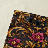 Serviette De Plage Fleur baroque foncée avec volutes dorées (En situation)