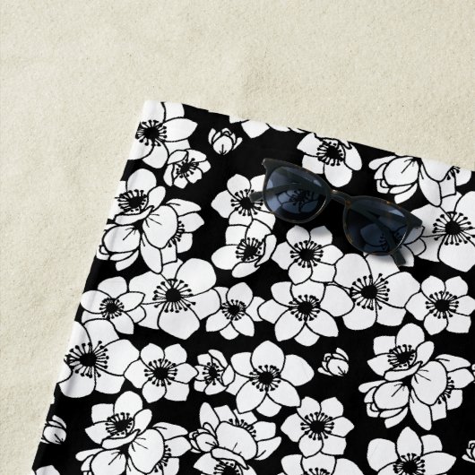 Serviette De Plage Fleur d'anémone noir et blanc (En situation)