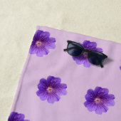 Serviette De Plage Fleur de géranium violet Motif sans couture sur (En situation)