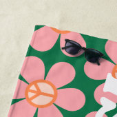 Serviette De Plage Fleur de Paix Rétro Hippie Vert Nom personnalisé (En situation)