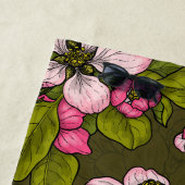 Serviette De Plage Fleur de pomme sur vert foncé (En situation)