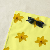 Serviette De Plage Fleur jonquille jaune Motif sans couture sur (En situation)