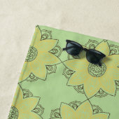 Serviette De Plage Fleur Mandala Vert & Jaune (En situation)