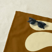 Serviette De Plage Fleur marron & ciel bleu monogramme nom  (En situation)