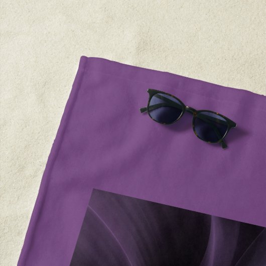 Serviette De Plage Fleur pourpre de fractale (En situation)