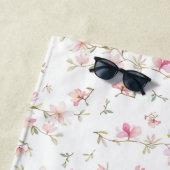 Serviette De Plage Fleur rose molle d'aquarelle du monogramme | (En situation)